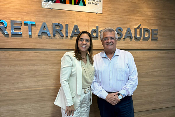 O deputado federal Bacelar e a secretaria estadual da Saúde, Roberta Santana