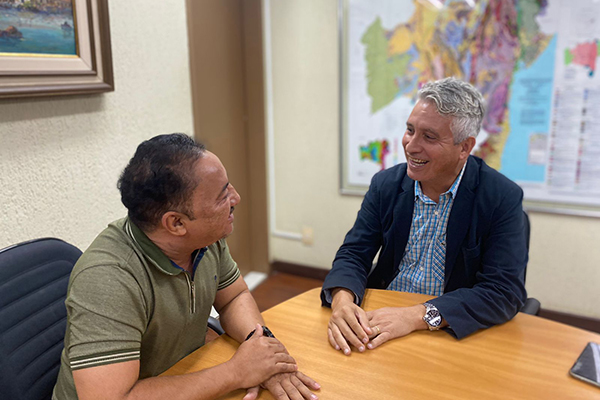 O deputado estadual Roberto Carlos (PV) e o presidente da Companhia Baiana de Pesquisa Mineral (CBPM), Henrique Carballal 