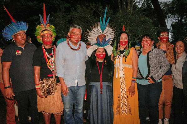 O deputado federal Valmir Assunção com a ministra dos Povos Indígenas, Sônia Guajajara, em evento em Itamaraju
