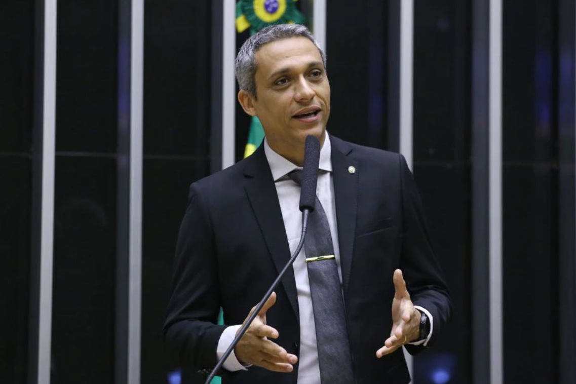 Em plena democracia, Gustavo Gayer adota prática que remete à ditadura militar brasileira Em plena democracia, Gustavo Gayer adota prática que remete à ditadura militar brasileira