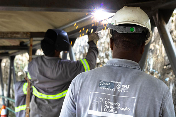 Prefeitura instala iluminação em LED em passarela