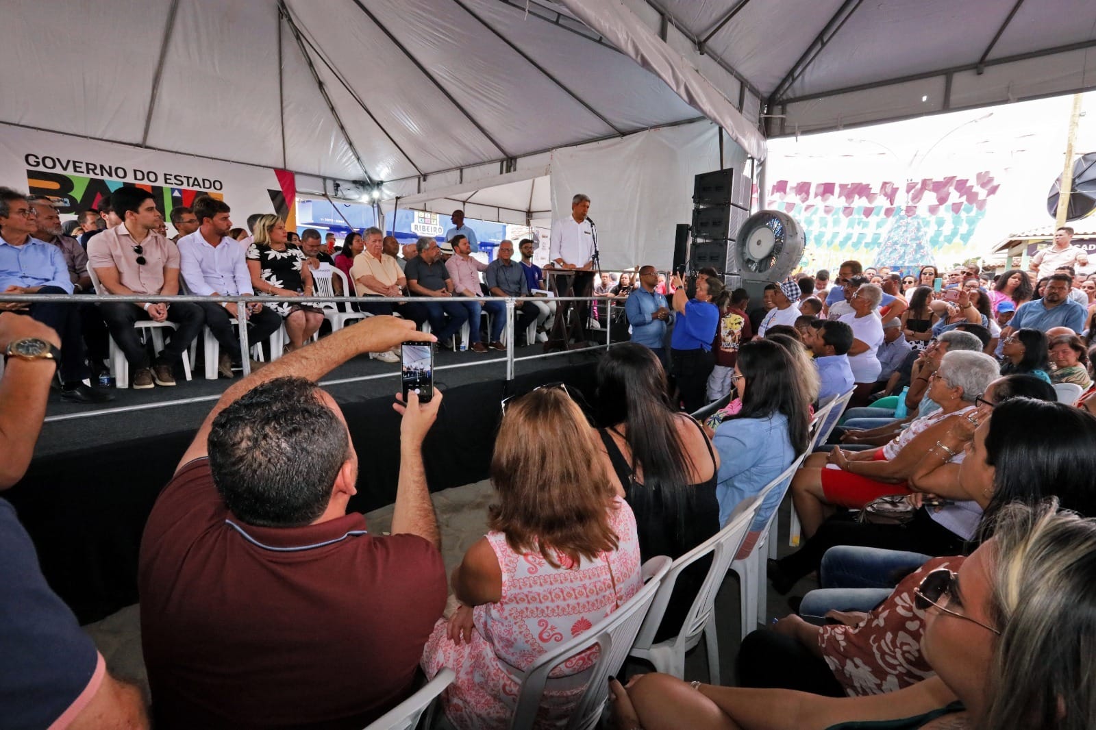 Jerônimo entrega equipamentos para a Saúde e autoriza ações na área de Infraestrutura, em Maiquinique 