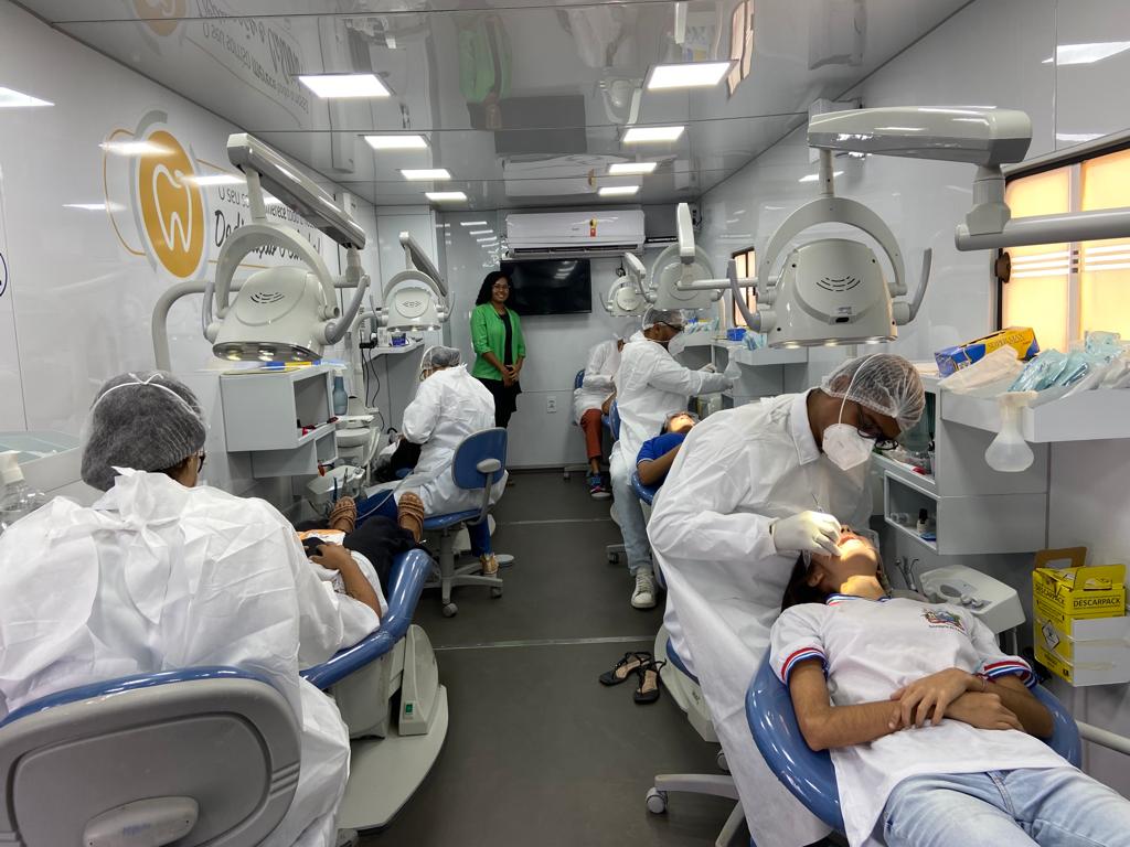 A iniciativa, que integra o Programa Saúde Mais Perto das Escolas, tem como objetivo levar atendimento odontológico de qualidade para os estudantes e educadores da rede estadual de ensino na capital e no interior da Bahia