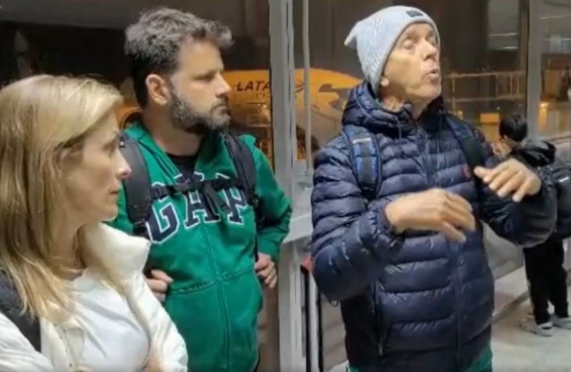 Andreia Mantovani, Alex Zanatta Bignotto e Roberto Mantovani Filho no aeroporto Internacional de Guarulhos em São Paulo