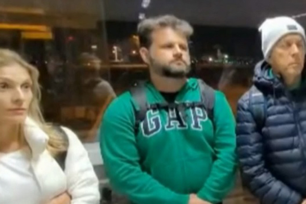 Andreia Mantovani, Alex Zanatta Bignotto e Roberto Mantovani Filho no aeroporto Internacional de Guarulhos em São Paulo Andreia Mantovani, Alex Zanatta Bignotto e Roberto Mantovani Filho no aeroporto Internacional de Guarulhos em São Paulo