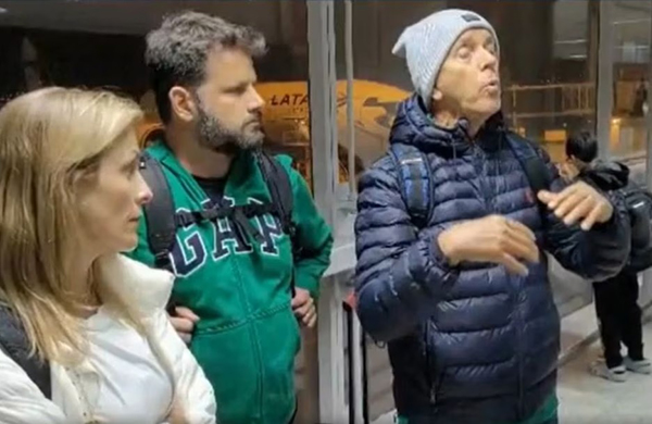 Andreia Mantovani, Alex Zanatta Bignotto e Roberto Mantovani Filho no aeroporto Internacional de Guarulhos em São Paulo