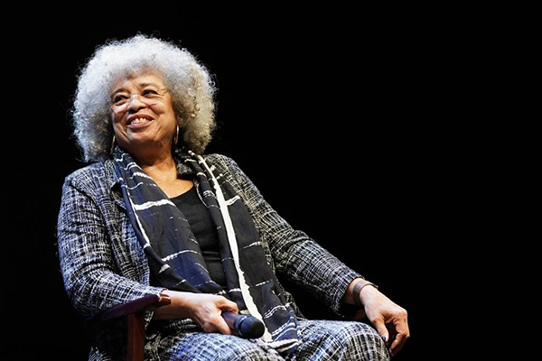 A filósofa e ativista negra feminista Angela Davis