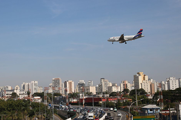 Companhias aéreas aguardam o começo da venda de SAF (combustível sustentável de aviação) em larga escala Companhias aéreas aguardam o começo da venda de SAF (combustível sustentável de aviação) em larga escala
