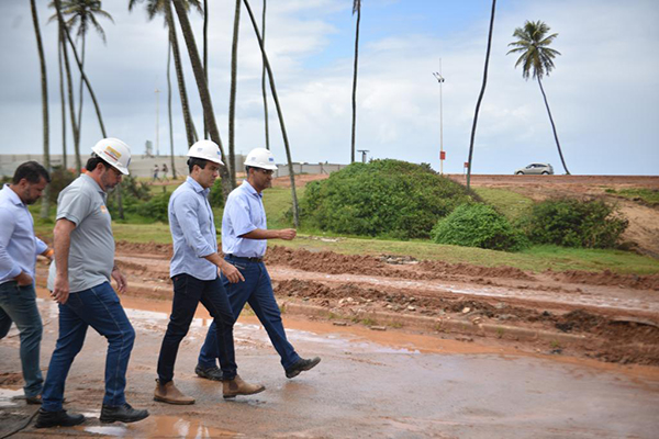 O prefeito Bruno Reis vistoria as obras de requalificação da orla de Pituaçu