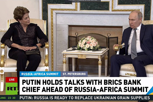 Em imagem da rede RT, Dilma e Putin durante o encontro em São Petersburgo, nesta quarta (26)