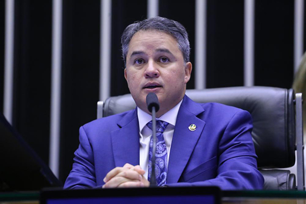 O senador Efraim Filho