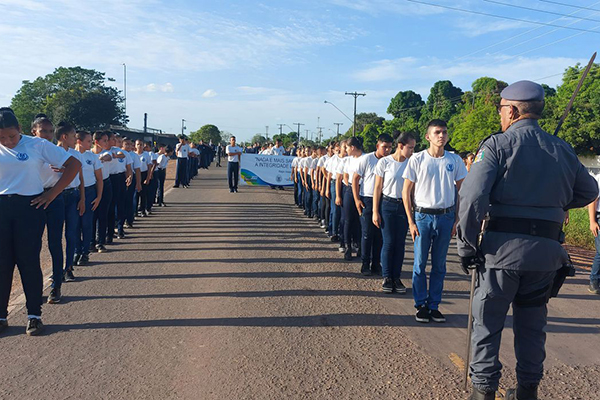 Estudantes de escola cívico-militar
