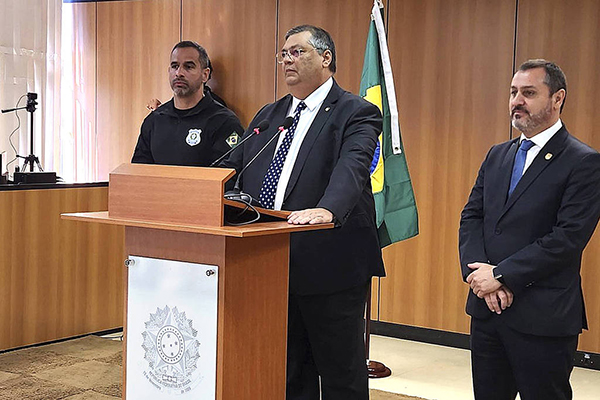 O ministro Flávio Dino (centro) e o diretor da PF, Andrei Rodrigues (à dir.), concedem entrevista sobre a investigação do assassinato da vereadora Marielle Franco e do motorista Anderson Gomes