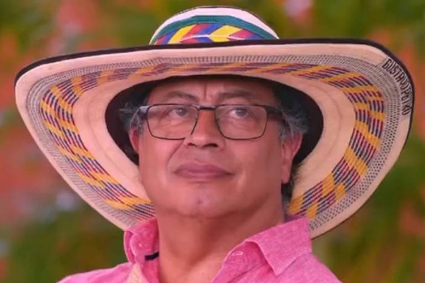 O presidente da Colômbia, Gustavo Petro, vestido de rosa em vídeo divulgado pelo governo com trechos do filme Barbie