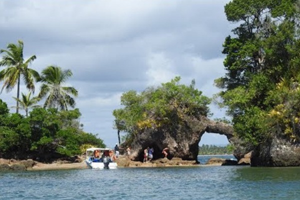 Ilha da Pedra Furada, cartão postal da Península de Maraú (BA) Ilha da Pedra Furada, cartão postal da Península de Maraú (BA)