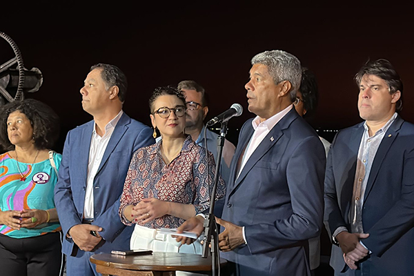 O governador Jerônimo Rodrigues (PT) durante cerimônia de assinatura de contrato com o Banco do Brasil