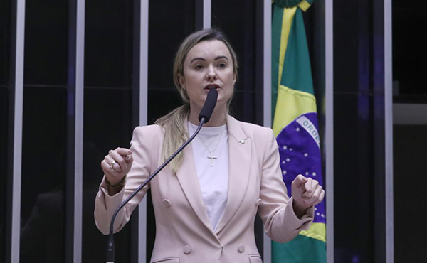 Julia Zanatta (PL-SC) diz que intenção é dar segurança jurídica; proposta também cria exceção à obrigação de inscrição de atividade remunerada na carteira de motorista