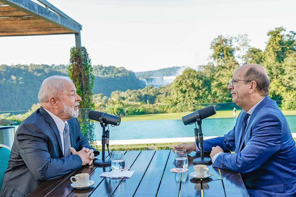 Lula conversa com jornalista Marcos Uchôa em frente às Cataratas do Iguaçu em Puerto Iguazú (Argentina), onde presidentes do Mercosul se reúnem nesta terça (4) Lula conversa com jornalista Marcos Uchôa em frente às Cataratas do Iguaçu em Puerto Iguazú (Argentina), onde presidentes do Mercosul se reúnem nesta terça (4)
