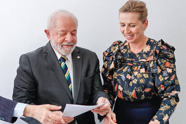 O presidente Lula e a primeira-ministra da Dinamarca, Mette Frederiksen, em encontro em Bruxelas