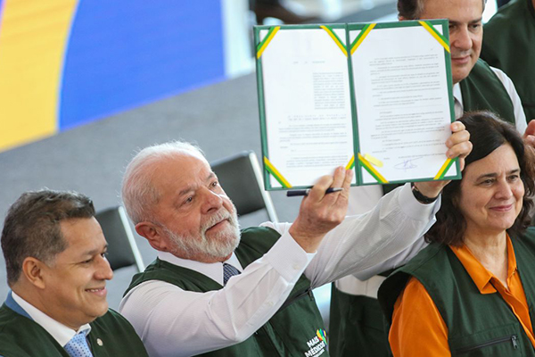 Lei que retoma programa Mais Médico foi sancionada nesta sexta-feira (14) pelo presidente Luiz Inácio Lula da Silva (PT)