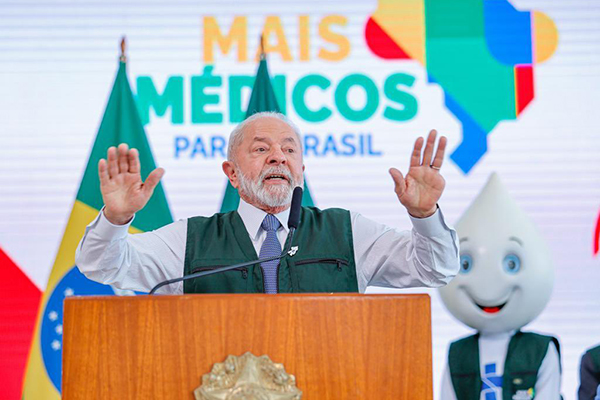 O presidente Lula em evento de sanção da lei do programa Mais Médicos no Palácio do Planalto