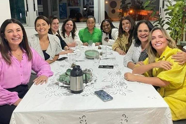 A então deputada federal Margarete Coelho se reúne com Michelle Bolsonaro, Damares Alves, Silvia Waiãpi e Celina Leão