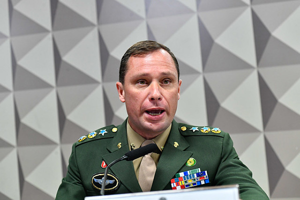 O tenente-coronel Mauro Cid, que foi fardado à CPI do 8 de janeiro