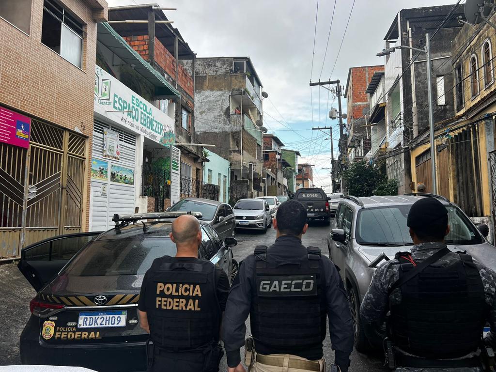 As investigações da PF apontaram indícios de que as amostras de droga contidas nas bagagens dos oito presos tinham uma mesma característica química As investigações da PF apontaram indícios de que as amostras de droga contidas nas bagagens dos oito presos tinham uma mesma característica química