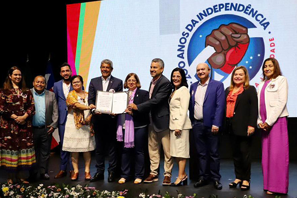 O prefeito de Irecê, Elmo Vaz, em cerimônia com o governador Jerônimo Rodrigues e a ministra das Mulheres, Aparecida Gonçalves