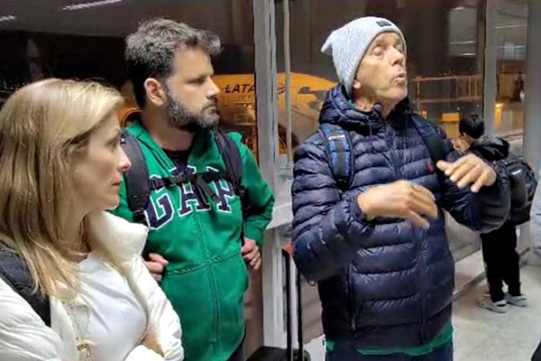 Andreia Mantovani, Alex Zanatta Bignotto e Roberto Mantovani Filho no aeroporto Internacional de Guarulhos em São Paulo