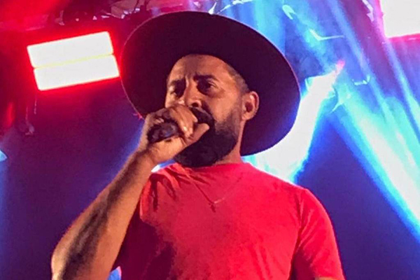 O cantor Rony Brasil, da banda Arriba Saia