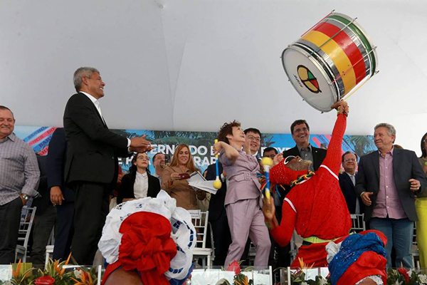 CEO da BYD para as Américas, Stella Li, interage com músico do Olodum no anúncio de nova fábrica de veículos elétricos CEO da BYD para as Américas, Stella Li, interage com músico do Olodum no anúncio de nova fábrica de veículos elétricos