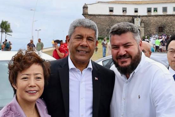 Stella Li, vice-presidente global da BYD, o governador Jerônimo Rodrigues e o deputado Júnior Muniz