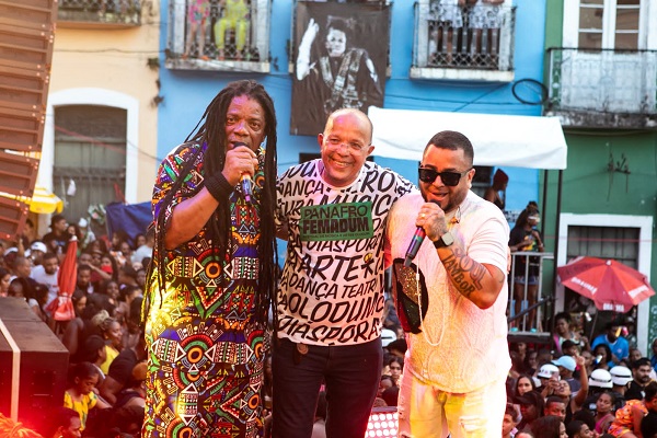 O vereador Suíca com os vocalistas da banda Olodum