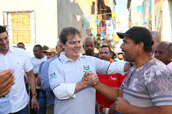 O presidente da Conder, Zé Trindade, cumprimenta um popular O presidente da Conder, Zé Trindade, cumprimenta um popular