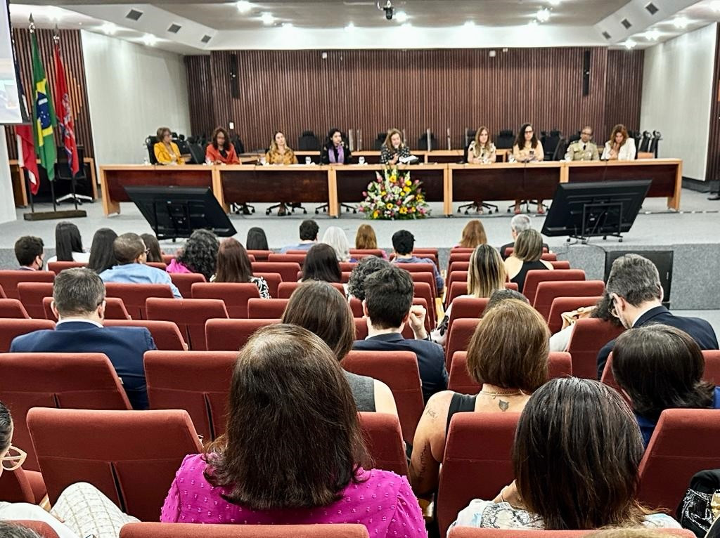 O evento, que acontece de 14 a 18 de agosto, traz para o debate temas relevantes para o enfrentamento à violência doméstica e família O evento, que acontece de 14 a 18 de agosto, traz para o debate temas relevantes para o enfrentamento à violência doméstica e família