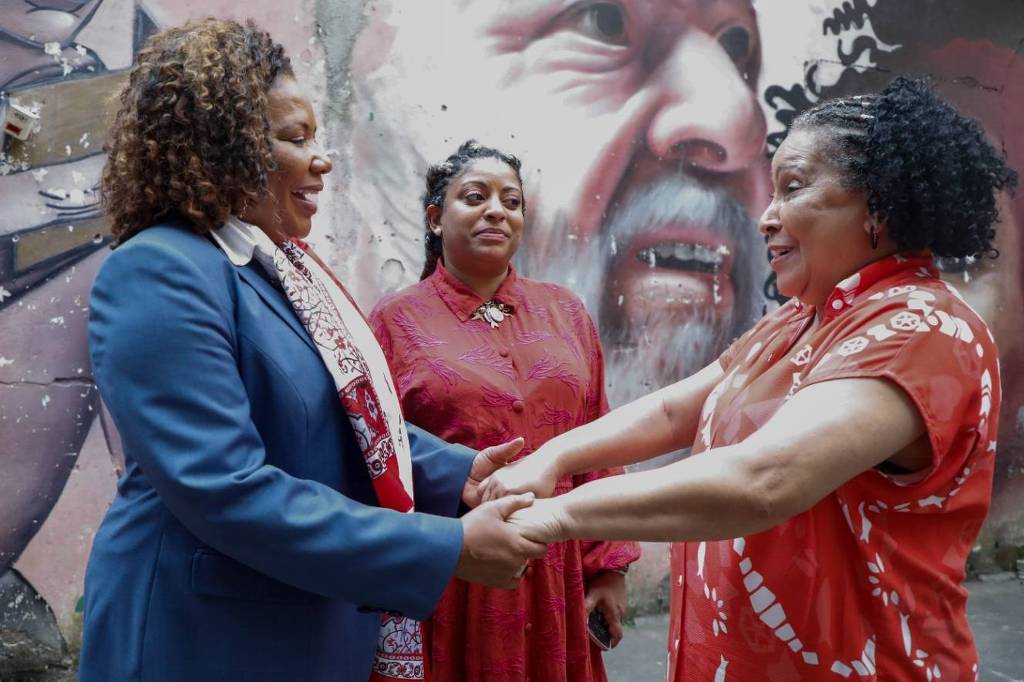 A ministra da Cultura, Margareth Menezes, a ativista Preta Ferreira e a líder do Movimento Sem Teto do Centro, Carmen Silva