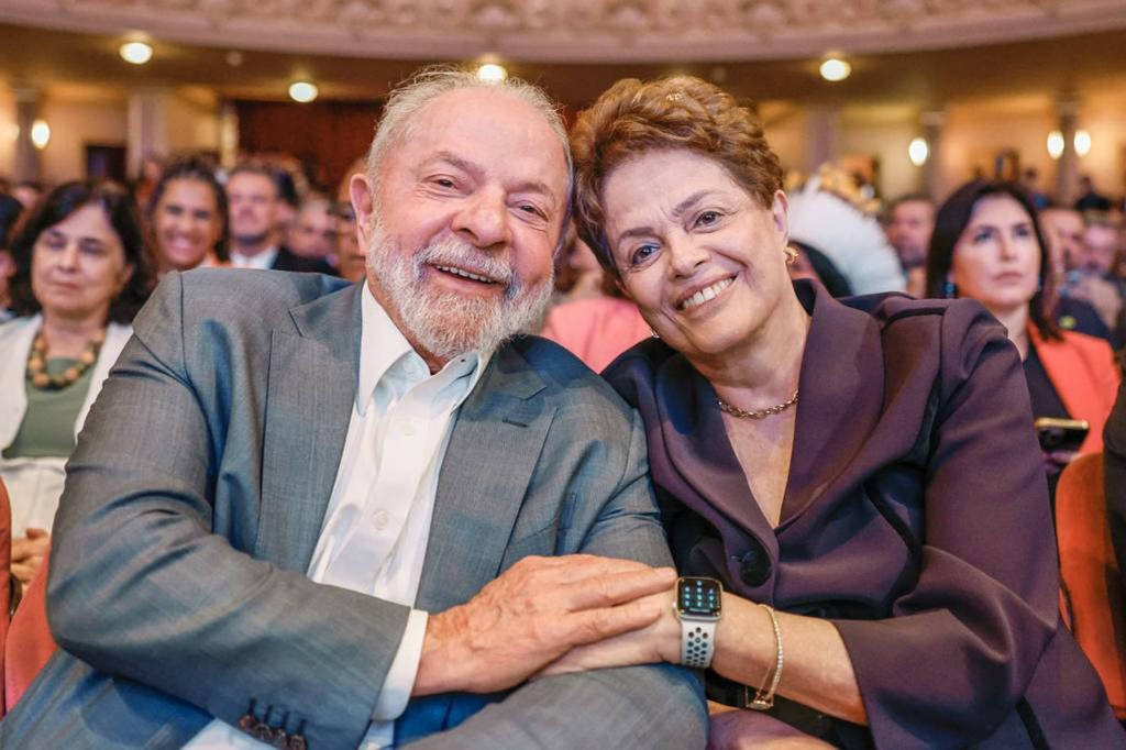 O presidente Lula com a ex-presidente Dilma Rousseff no lançamento do Novo Programa de Aceleração do Crescimento (PAC 3), no Theatro Municipal, do Rio de Janeiro