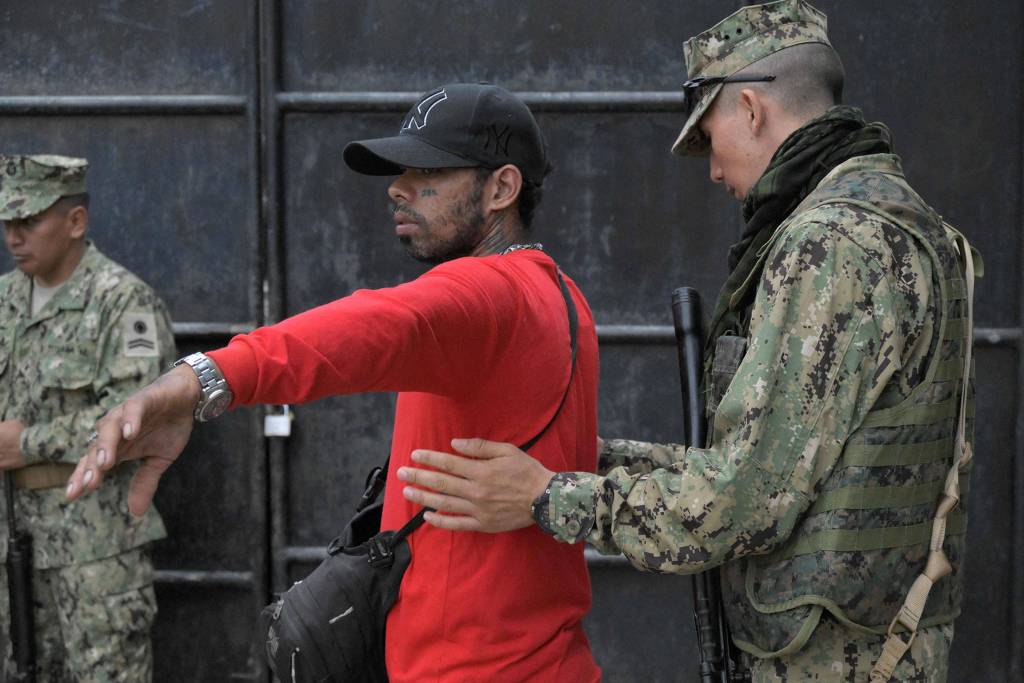 Candidatos à Presidência votaram cedo e com forte proteção; eleitores no exterior registraram problemas em sistema online