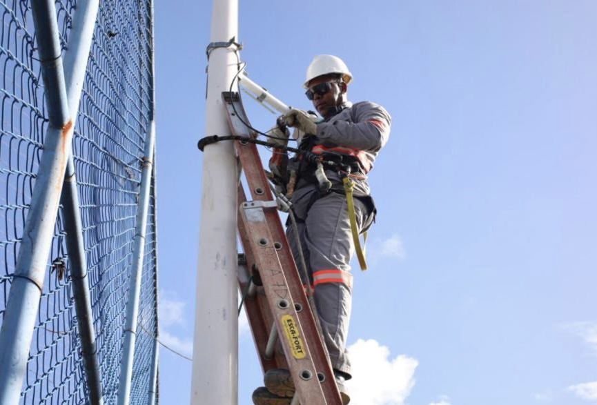 Na Fazenda Grande IV, 49 luminárias e 57 projetores estão sendo instalados em um campo de futebol, uma quadra poliesportiva e uma praça