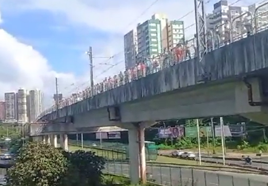 Em Salvador, por exemplo, passageiros precisaram sair do metrô e caminhar sobre trilhos