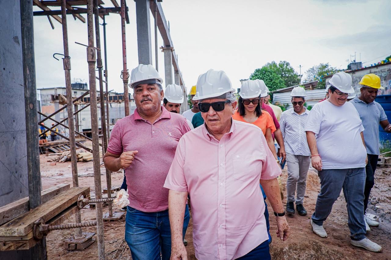 O secretário e ex-prefeito do município foi acompanhado de uma grande comitiva