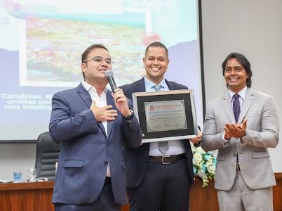 Secretário de Governo da capital, Cacá Leão recebeu o título de Cidadão Candeense nesta segunda-feira (14)