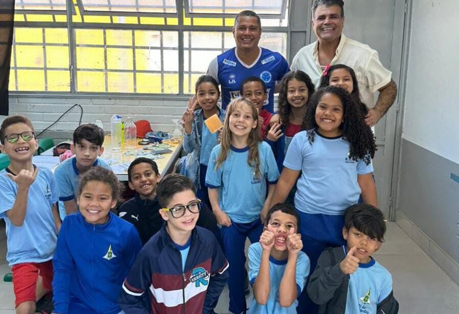 ACEB副会長で元バイーア州選手のマルセロ・ラモス氏が連邦管区の学校を訪問