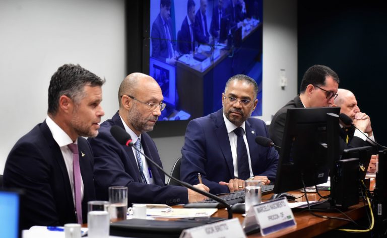 Entidades de defesa do consumidor e representante da indústria divergem sobre redução da vida útil de celulares