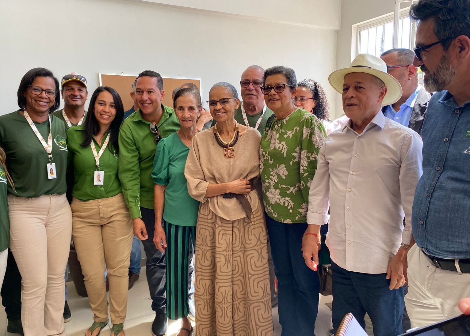 Ministra Marina visita a Casa da Agricultura Familiar tendo à sua esquerda a prefeita Chica do PT e o deputado Joseildo Ramos