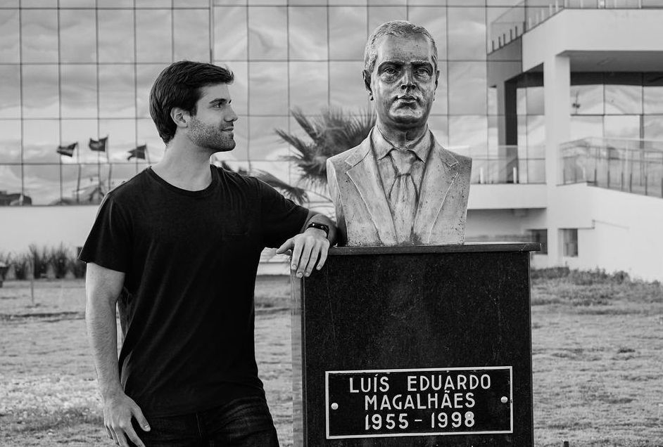 Luiz Eduardo Guinle ao lado do busto do avô, Luís Eduardo Magalhães 