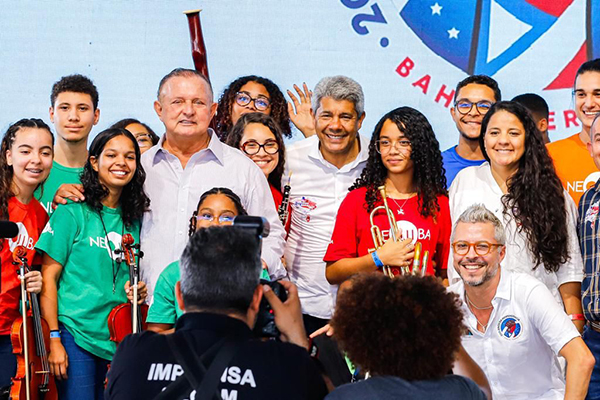 O presidente da Assembleia, Adolfo Menezes (PSD), com o governador Jerônimo Rodrigues (PT) em agenda no interior do Estado