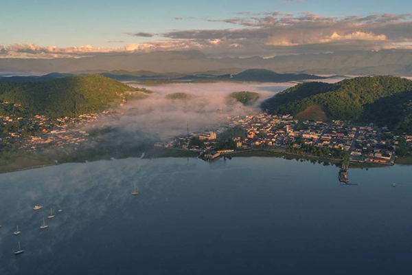 Antonina, cidade no litoral norte do Paraná, tem cerca de 80% do território coberto pela mata atlântica
