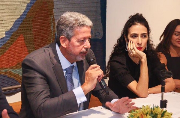 O  presidente da Câmara, Arthur Lira, recebeu artistas, como a cantora Marisa Monte, para um jantar sobre o PL 2370, que prevê mudanças na Lei de Direitos Autorais